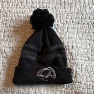 Black LA Rams Pom-Pom Beanie

Only worn to one game!